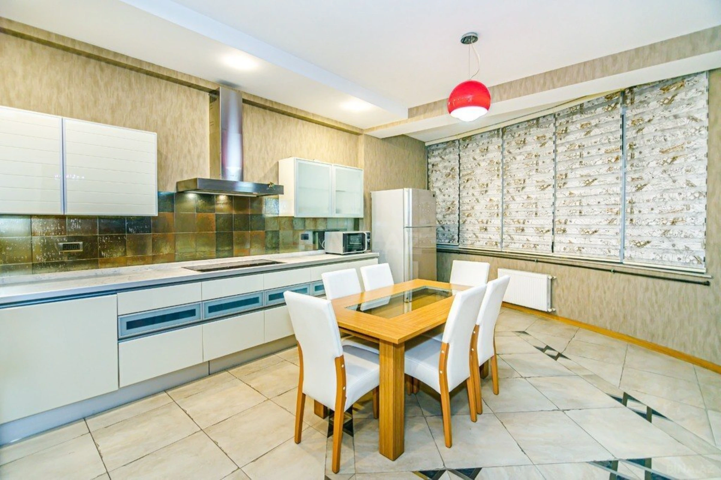 Kirayə verilir 4 otaqlı mənzil 220 m²