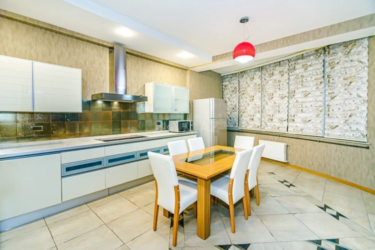 Kirayə verilir 4 otaqlı mənzil 220 m²