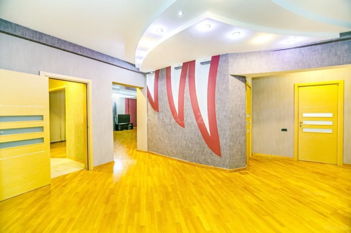 Kirayə verilir 4 otaqlı mənzil 220 m²