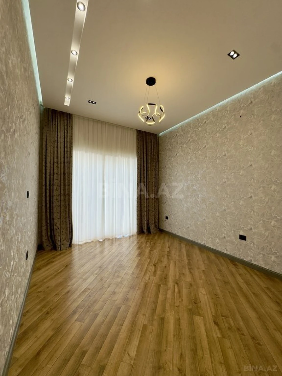 Satılır 6 otaqlı həyət evi 450 m²
