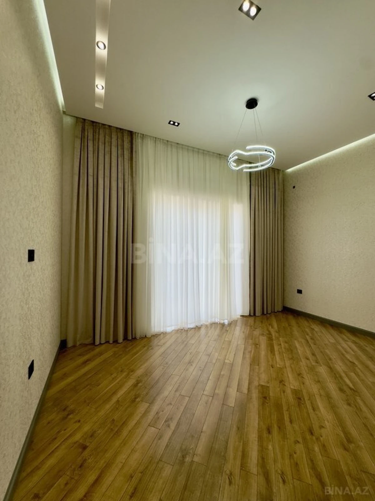 Satılır 6 otaqlı həyət evi 450 m²