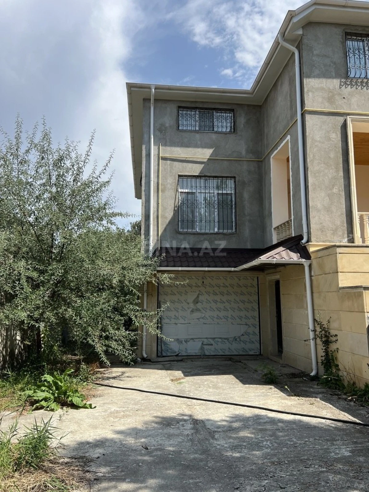 Satılır 8 otaqlı həyət evi 329 m²