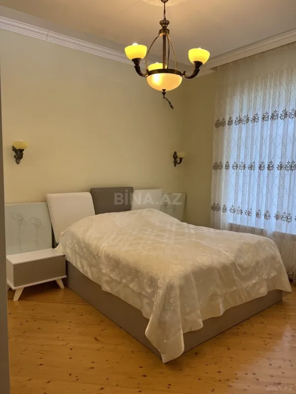 Satılır 8 otaqlı həyət evi 329 m²