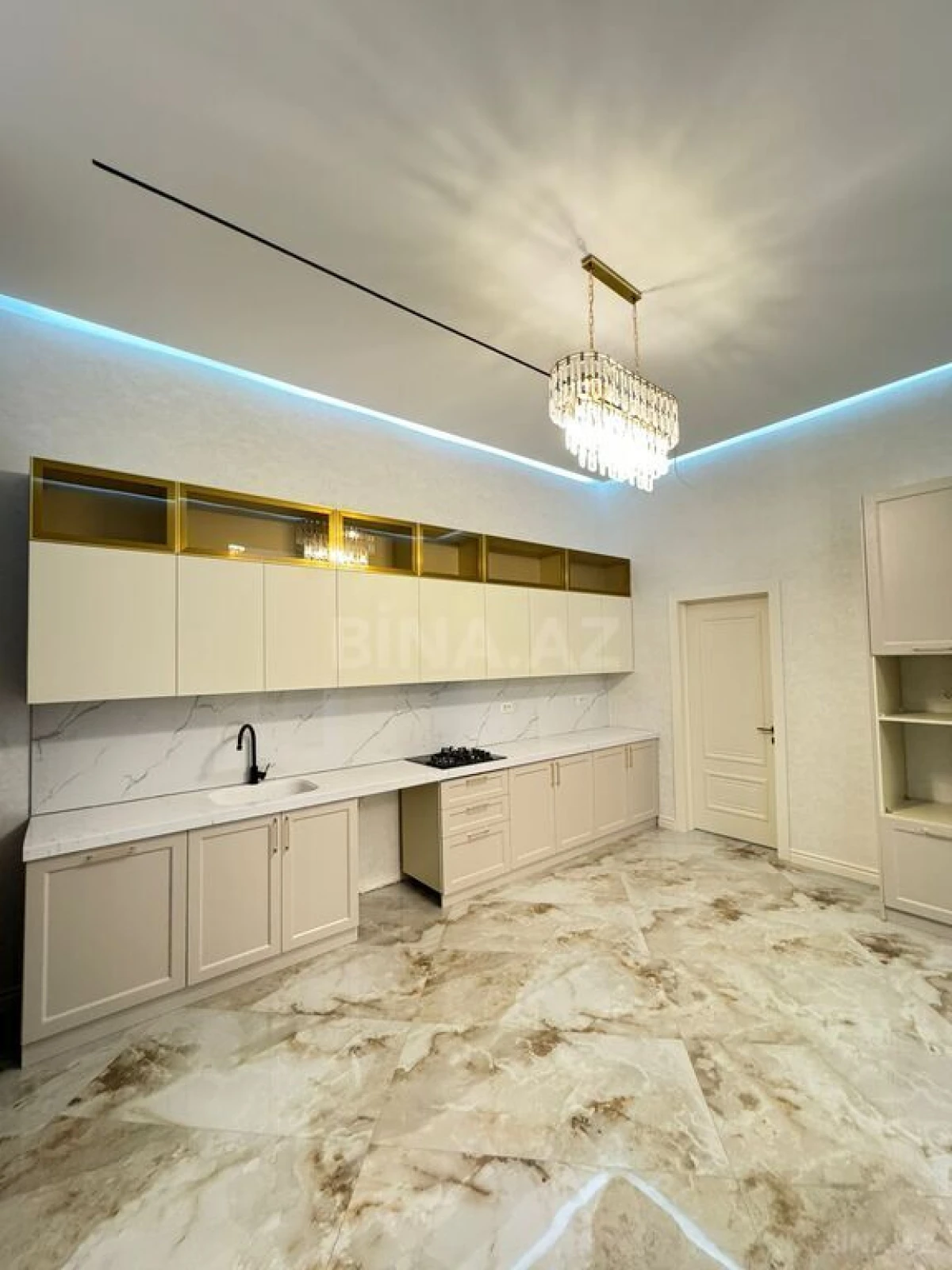 Satılır 5 otaqlı həyət evi 300 m²