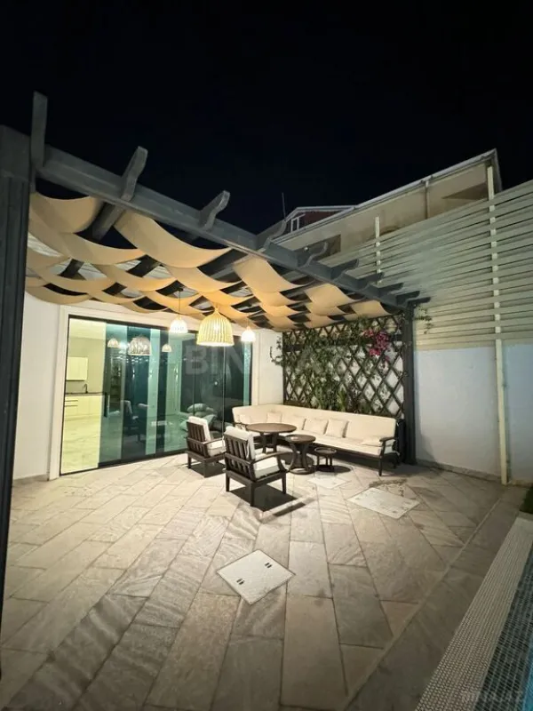 Satılır 5 otaqlı həyət evi 300 m²