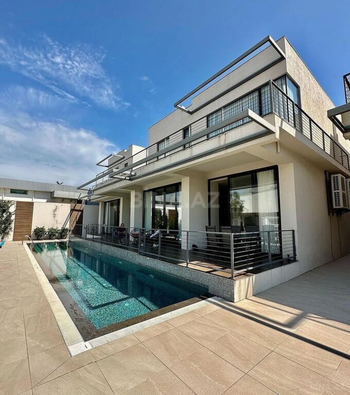 Kirayə verilir 6 otaqlı həyət evi 400 m²