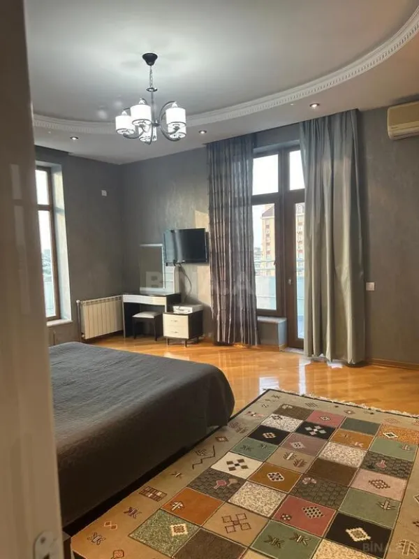 Satılır 4 otaqlı mənzil 235.5 m²