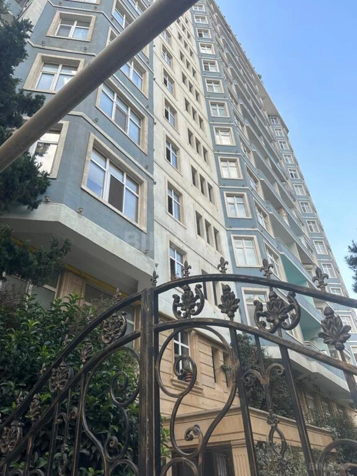 Satılır 4 otaqlı mənzil 235.5 m²