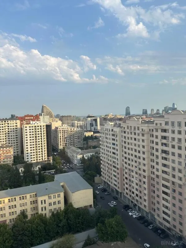 Satılır 4 otaqlı mənzil 235.5 m²