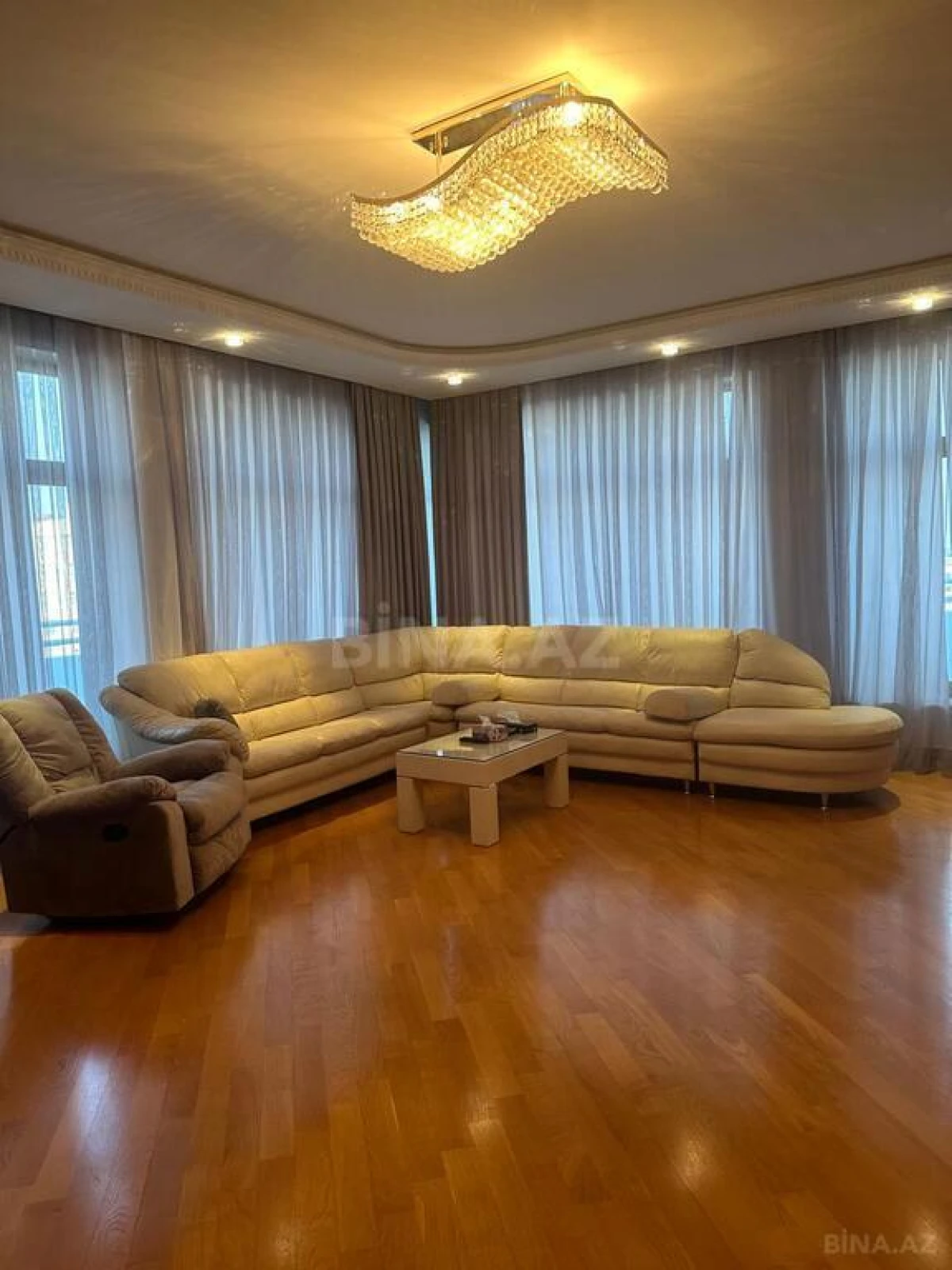 Satılır 4 otaqlı mənzil 235.5 m²