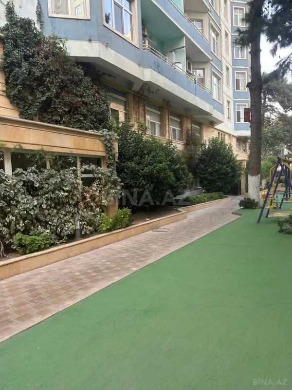 Satılır 4 otaqlı mənzil 235.5 m²
