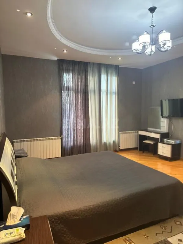 Satılır 4 otaqlı mənzil 235.5 m²