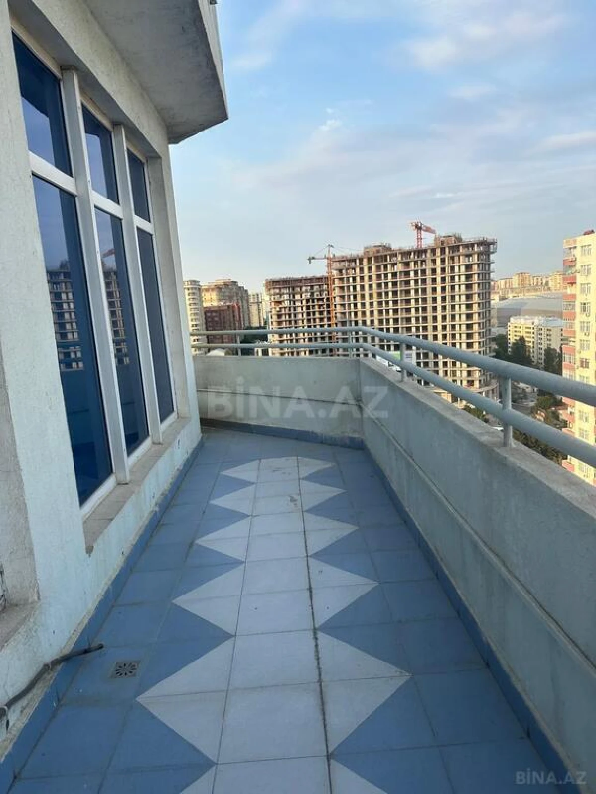 Satılır 4 otaqlı mənzil 235.5 m²