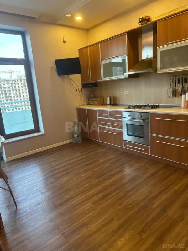 Satılır 4 otaqlı mənzil 235.5 m²