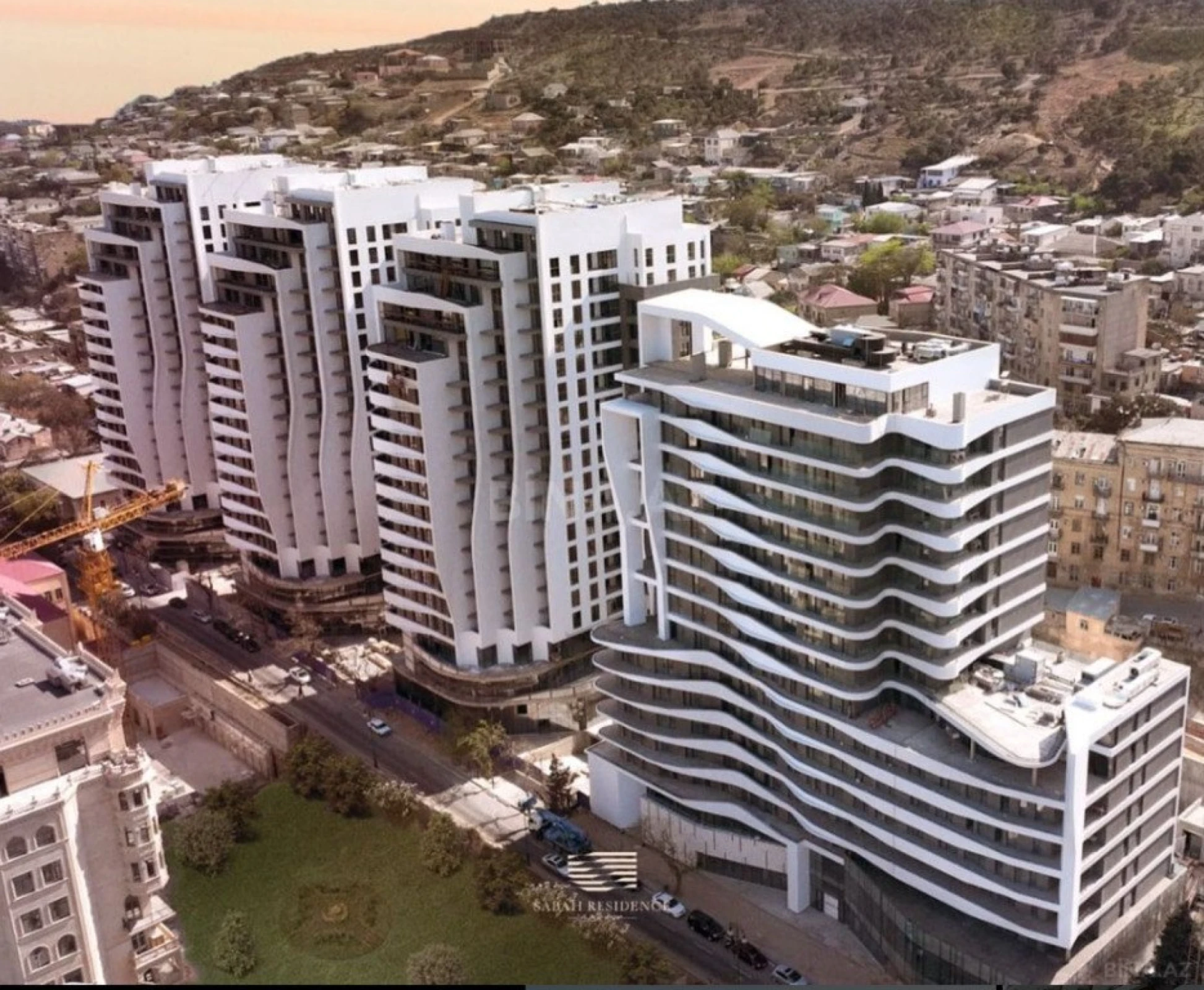 Satılır 4 otaqlı mənzil 163 m²