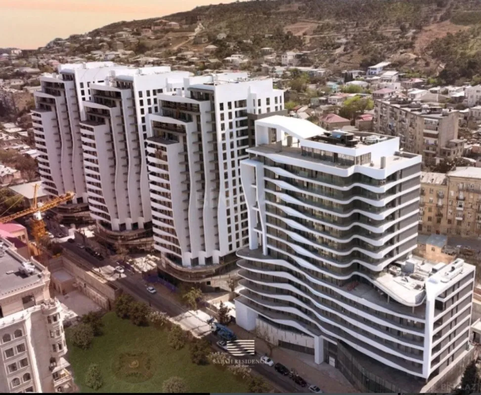 Satılır 4 otaqlı mənzil 163 m²