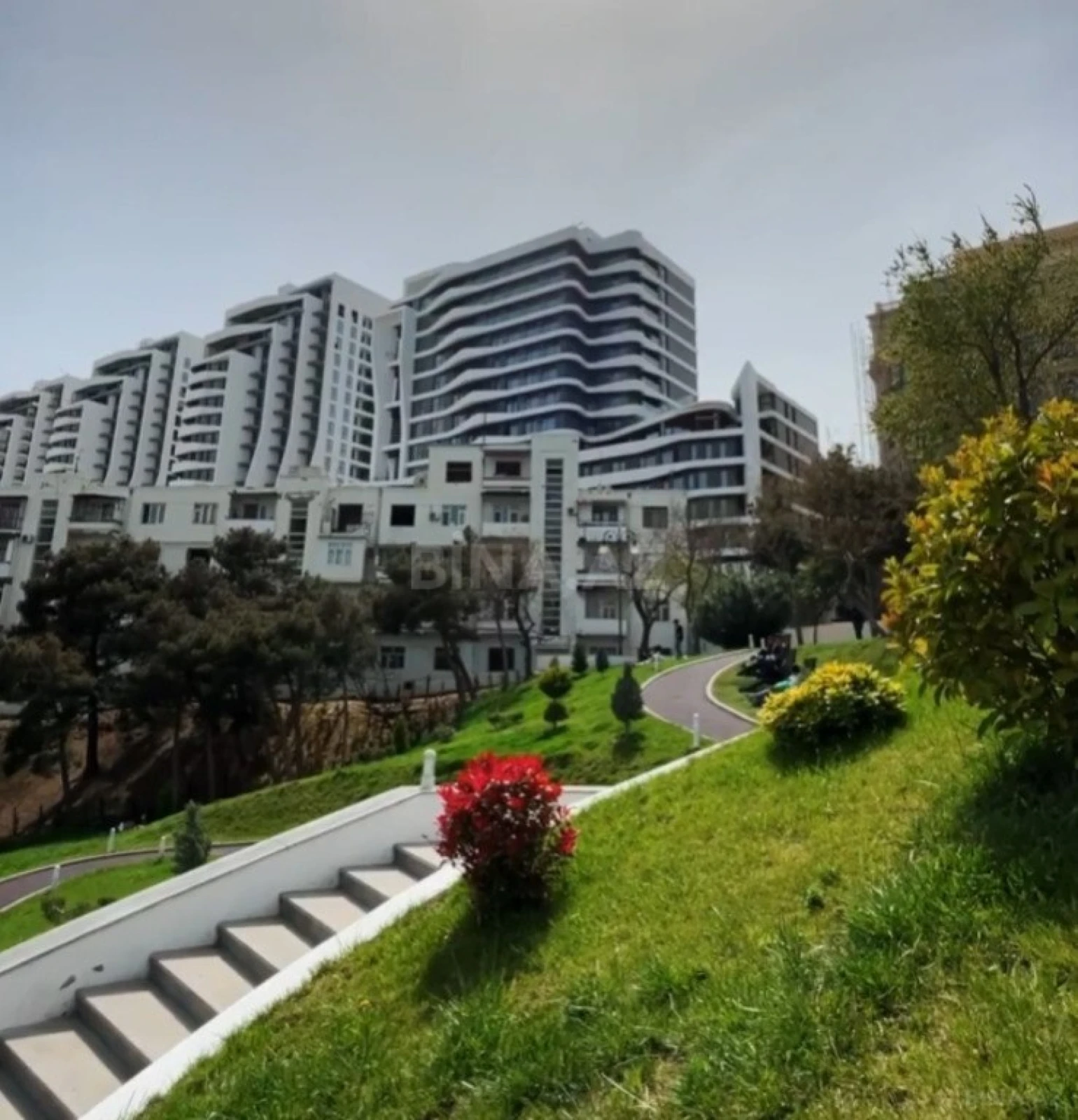 Satılır 4 otaqlı mənzil 163 m²