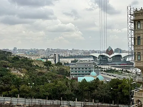 Satılır 4 otaqlı mənzil 163 m²