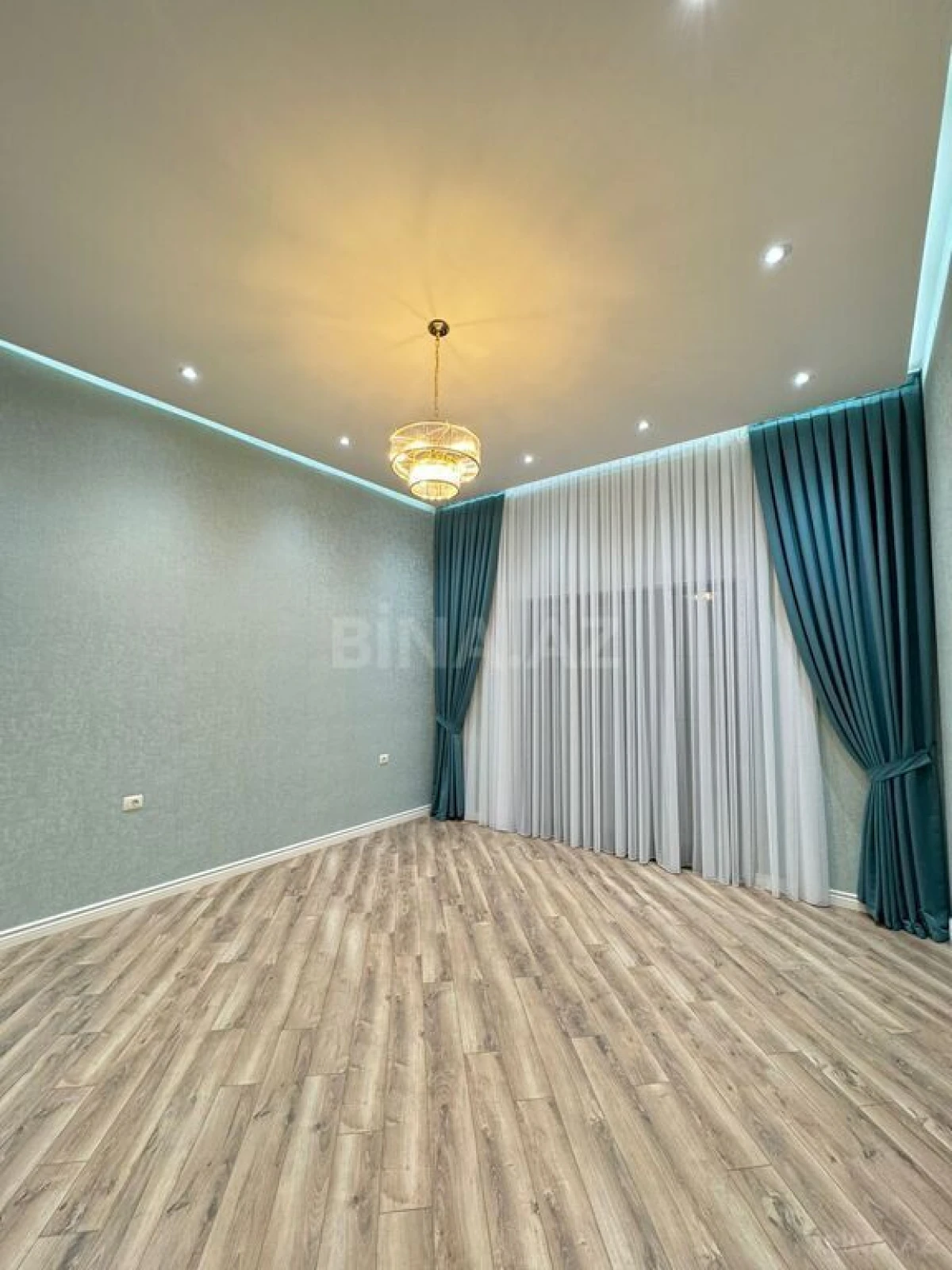 Satılır 5 otaqlı həyət evi 300 m²