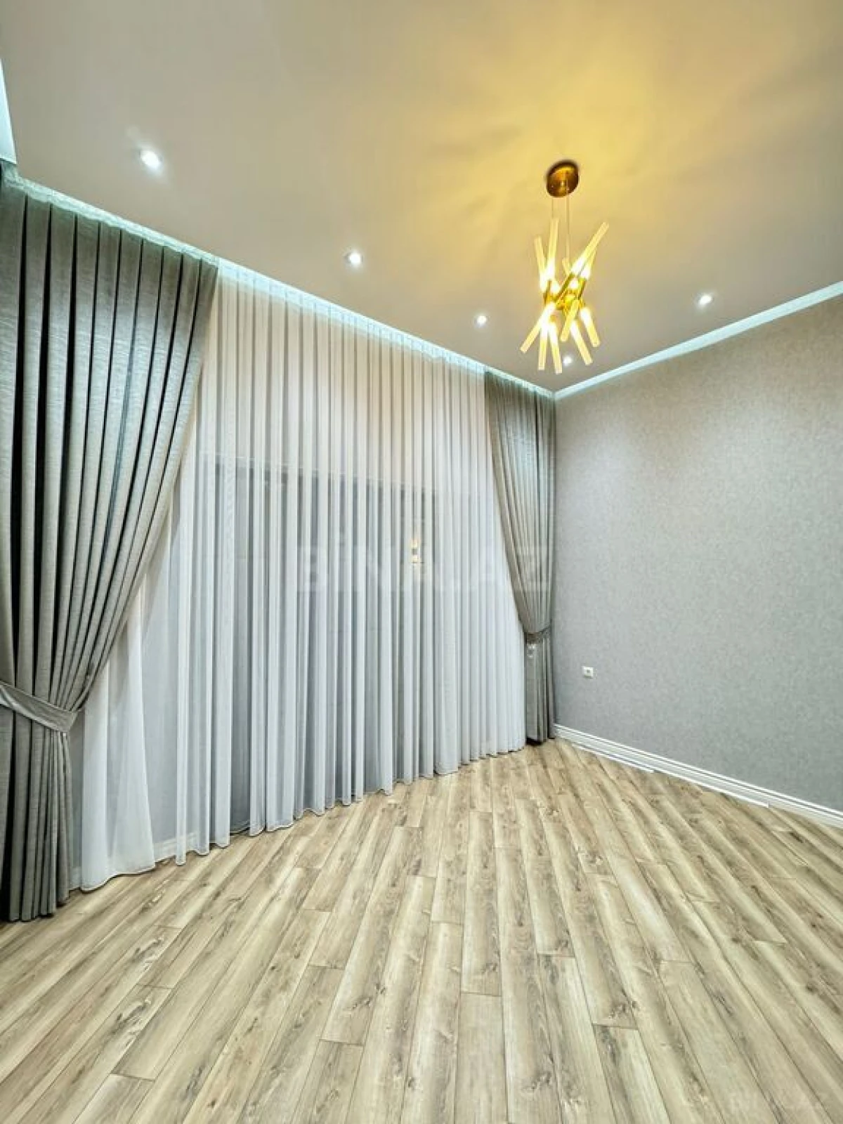 Satılır 5 otaqlı həyət evi 300 m²