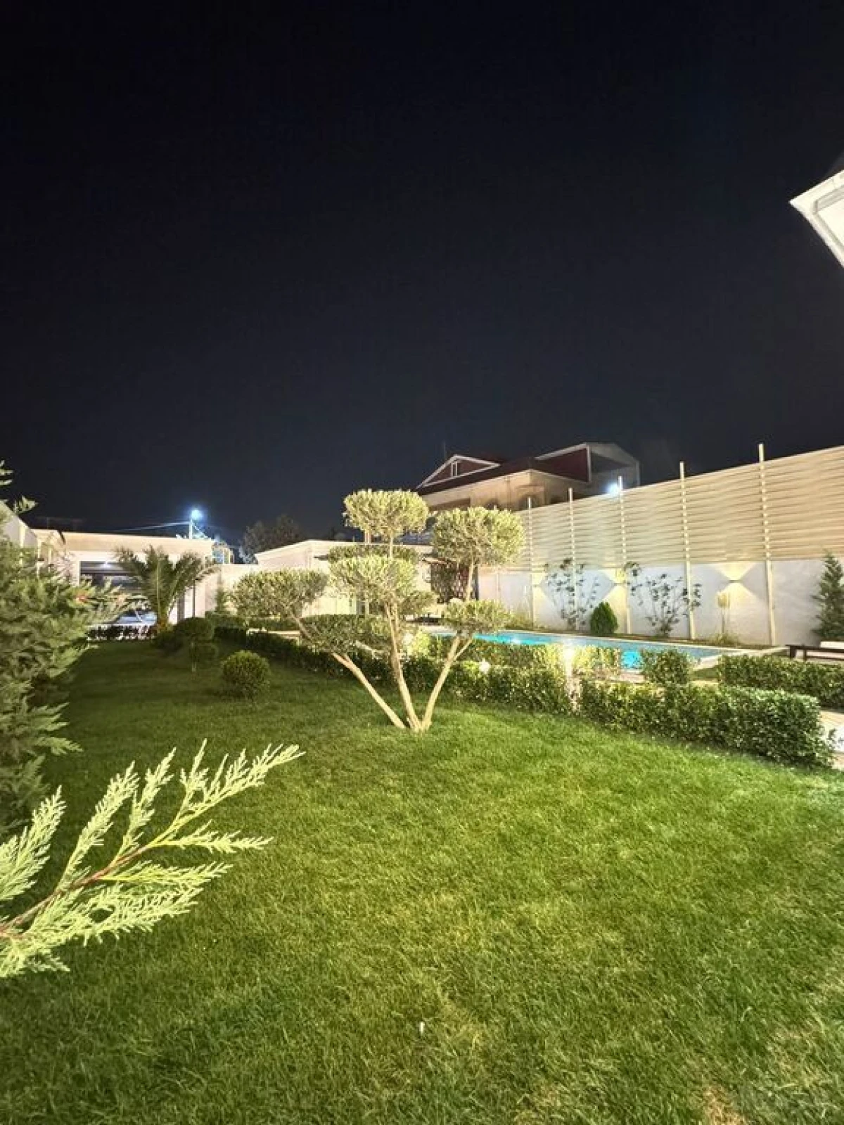 Satılır 5 otaqlı həyət evi 300 m²