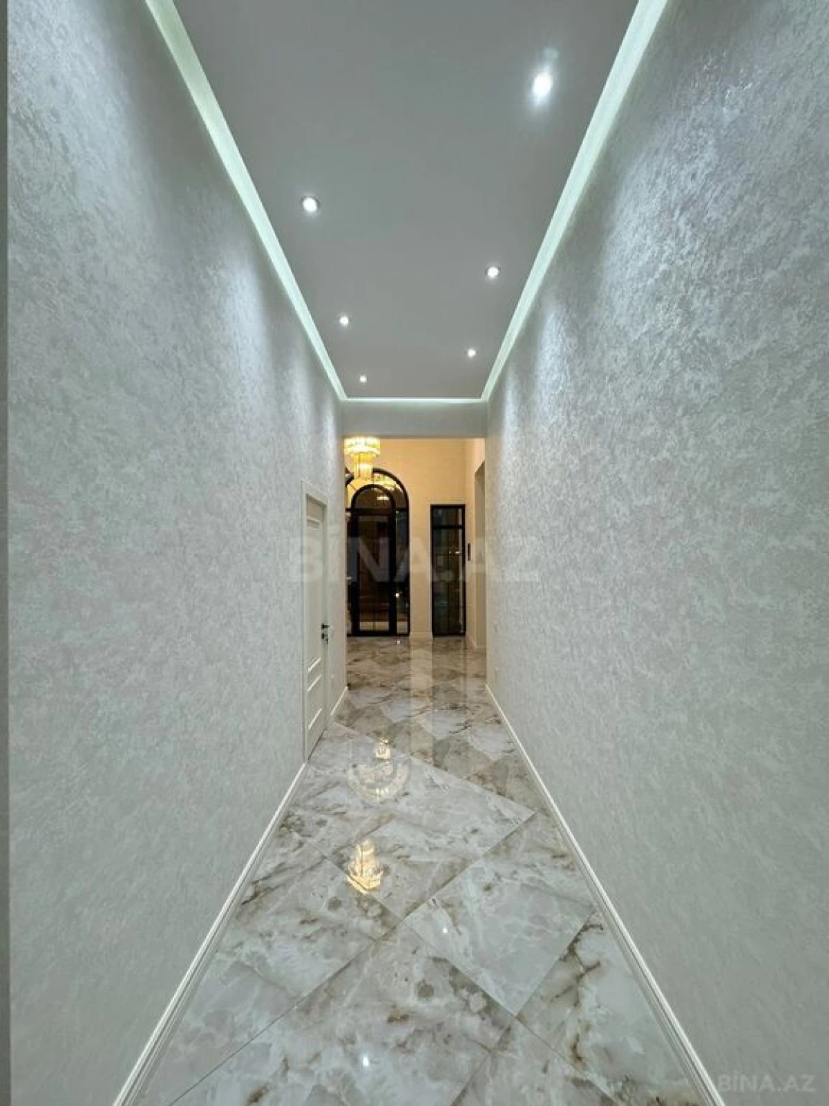 Satılır 5 otaqlı həyət evi 300 m²