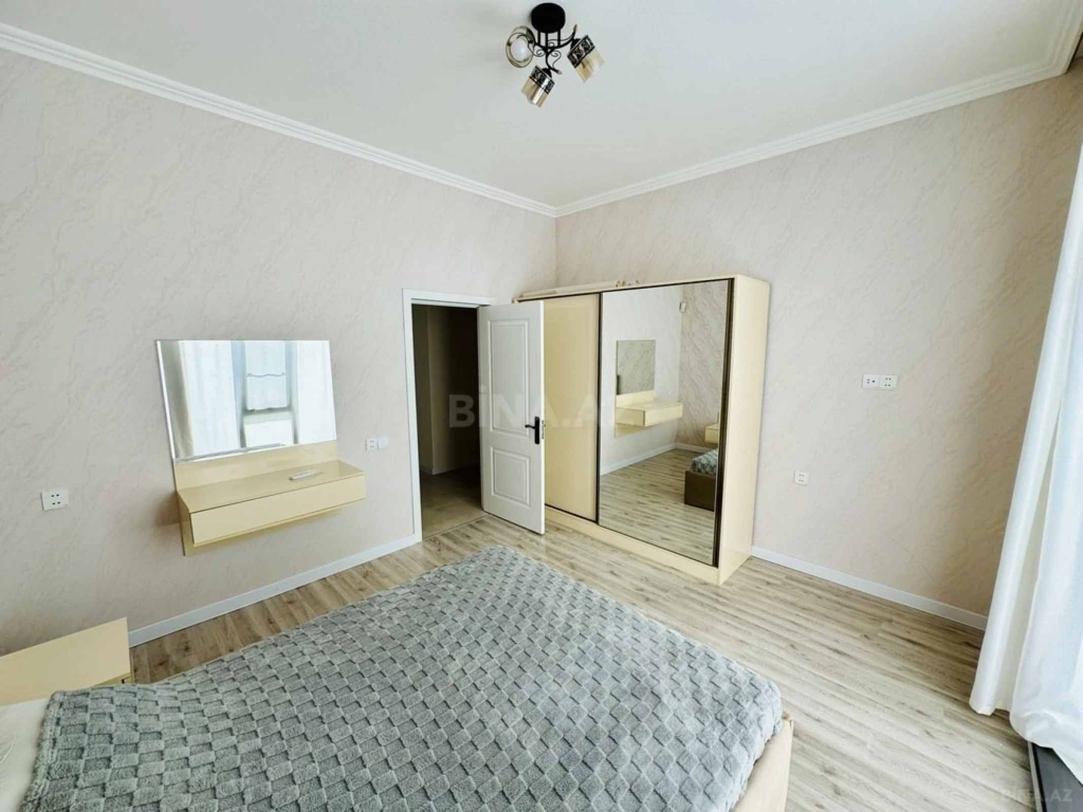 Satılır 5 otaqlı həyət evi 250 m²