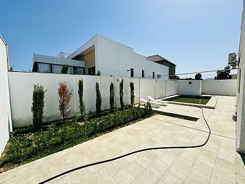 Satılır 5 otaqlı həyət evi 250 m²