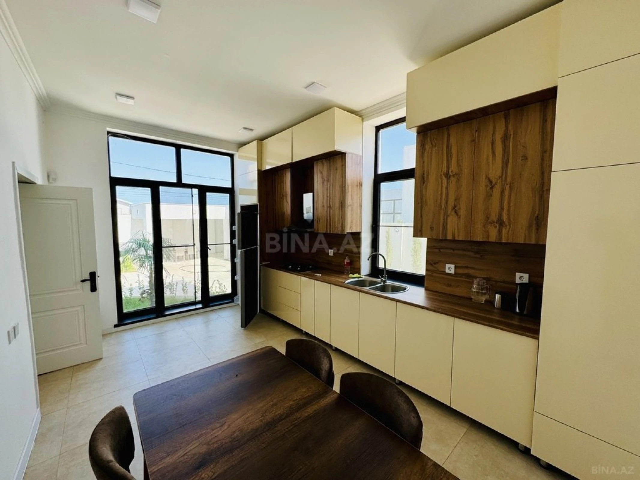 Satılır 5 otaqlı həyət evi 250 m²