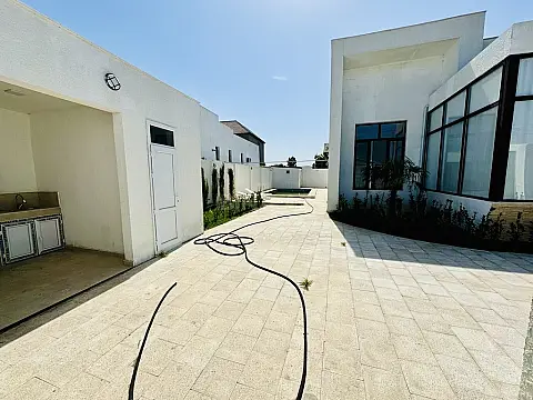 Satılır 5 otaqlı həyət evi 250 m²