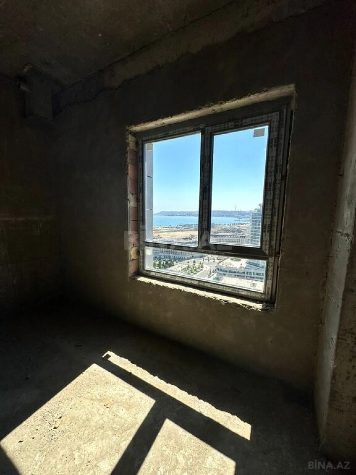 Satılır 6 otaqlı mənzil 324 m²