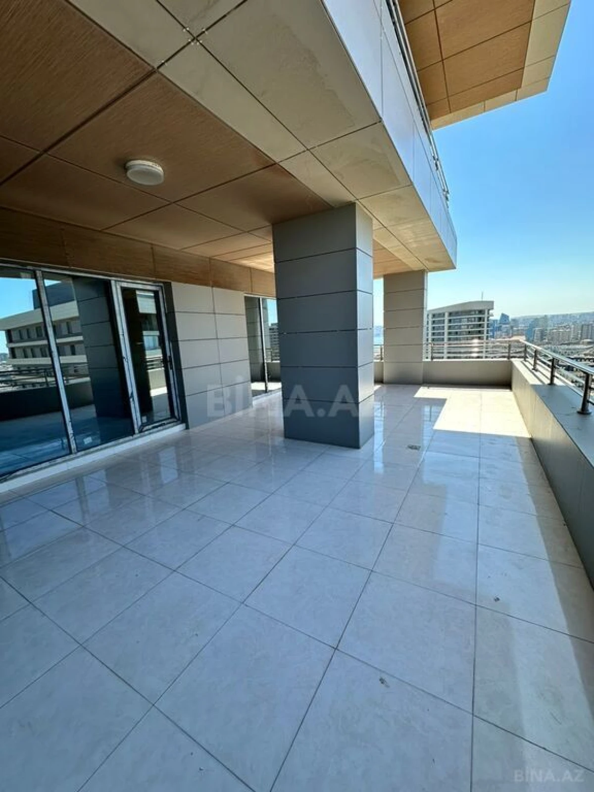 Satılır 6 otaqlı mənzil 324 m²