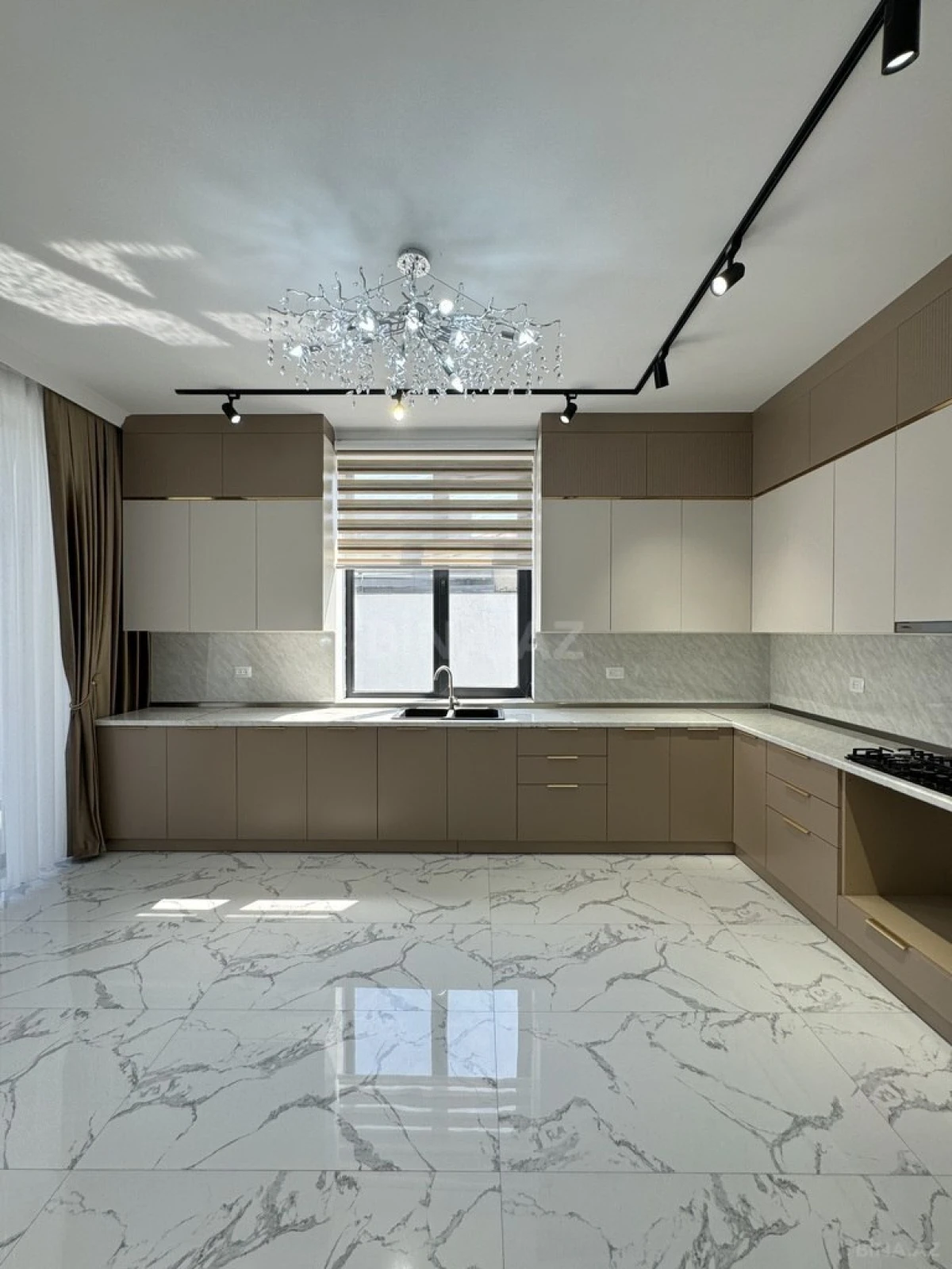 Satılır 5 otaqlı həyət evi 330 m²