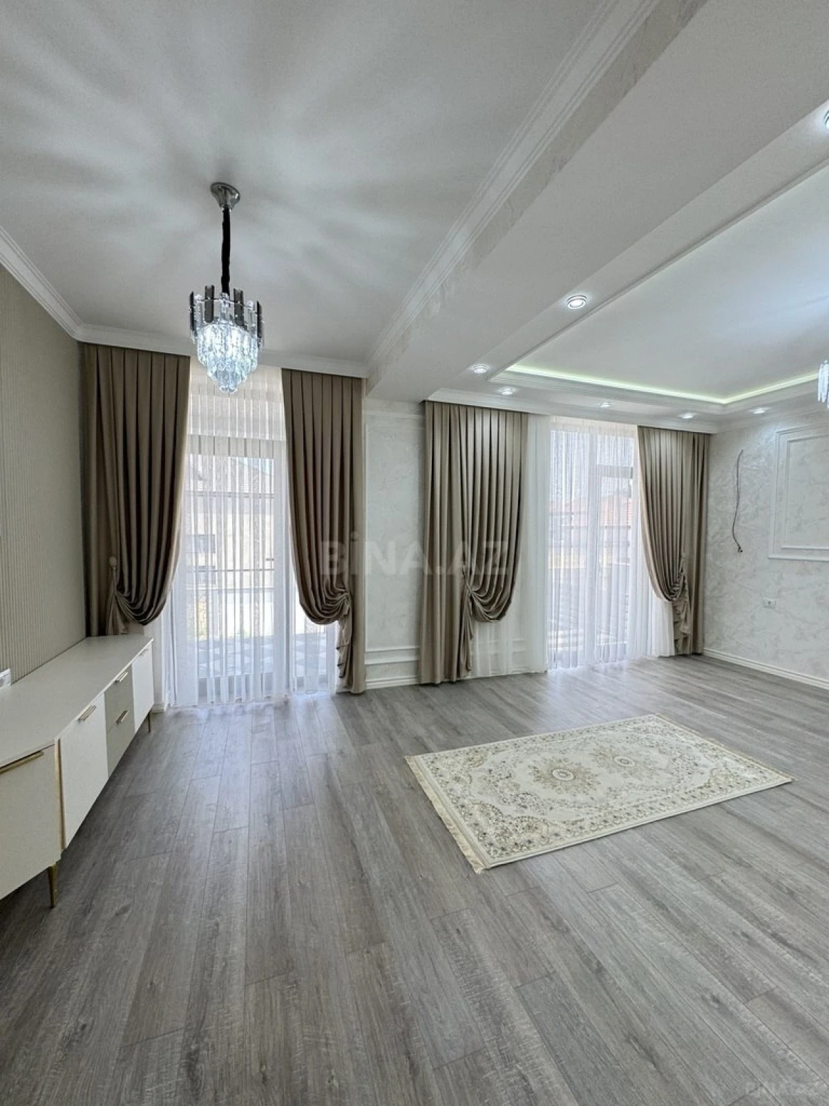 Satılır 5 otaqlı həyət evi 330 m²