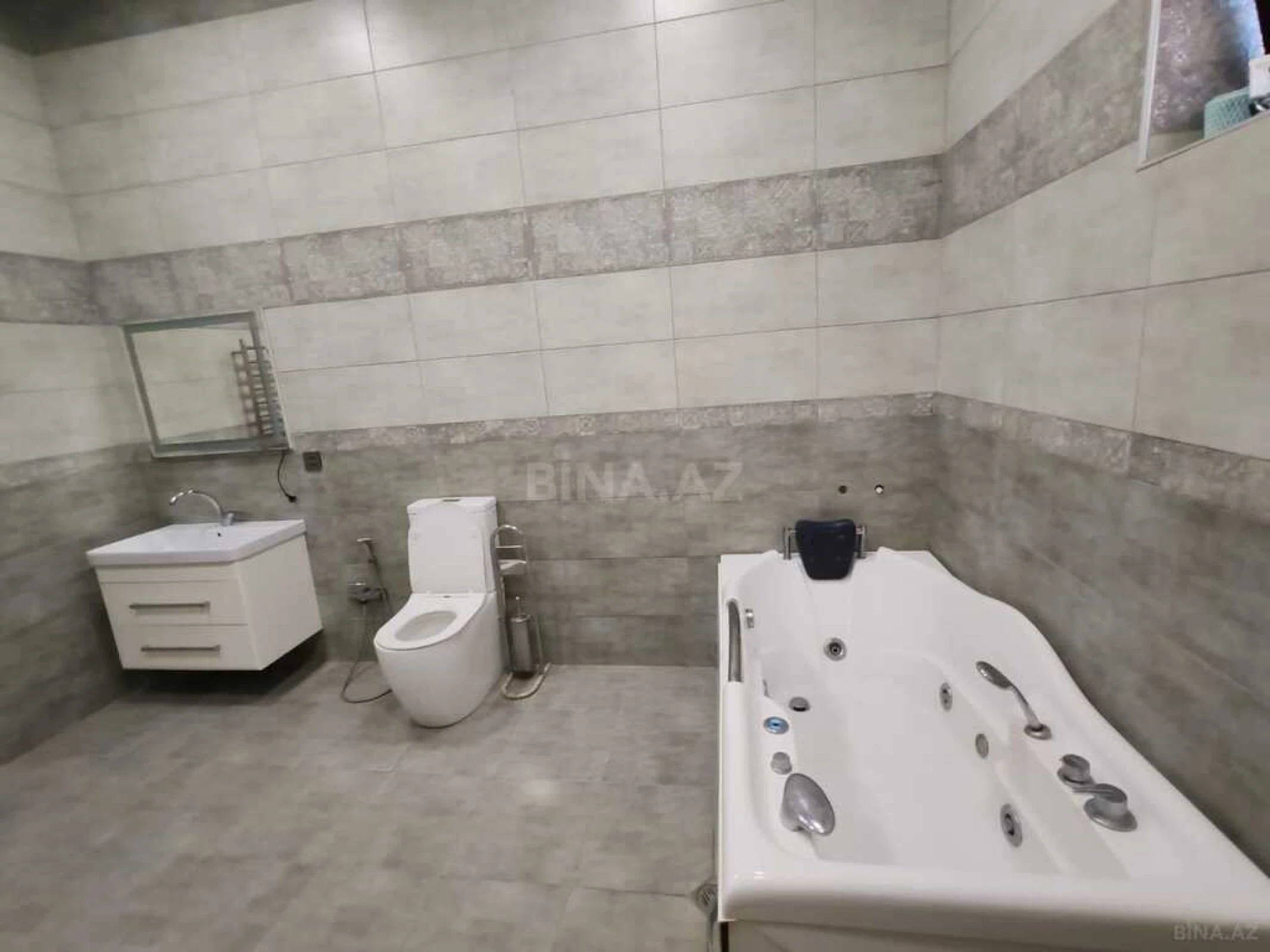 Satılır 6 otaqlı həyət evi 340 m²