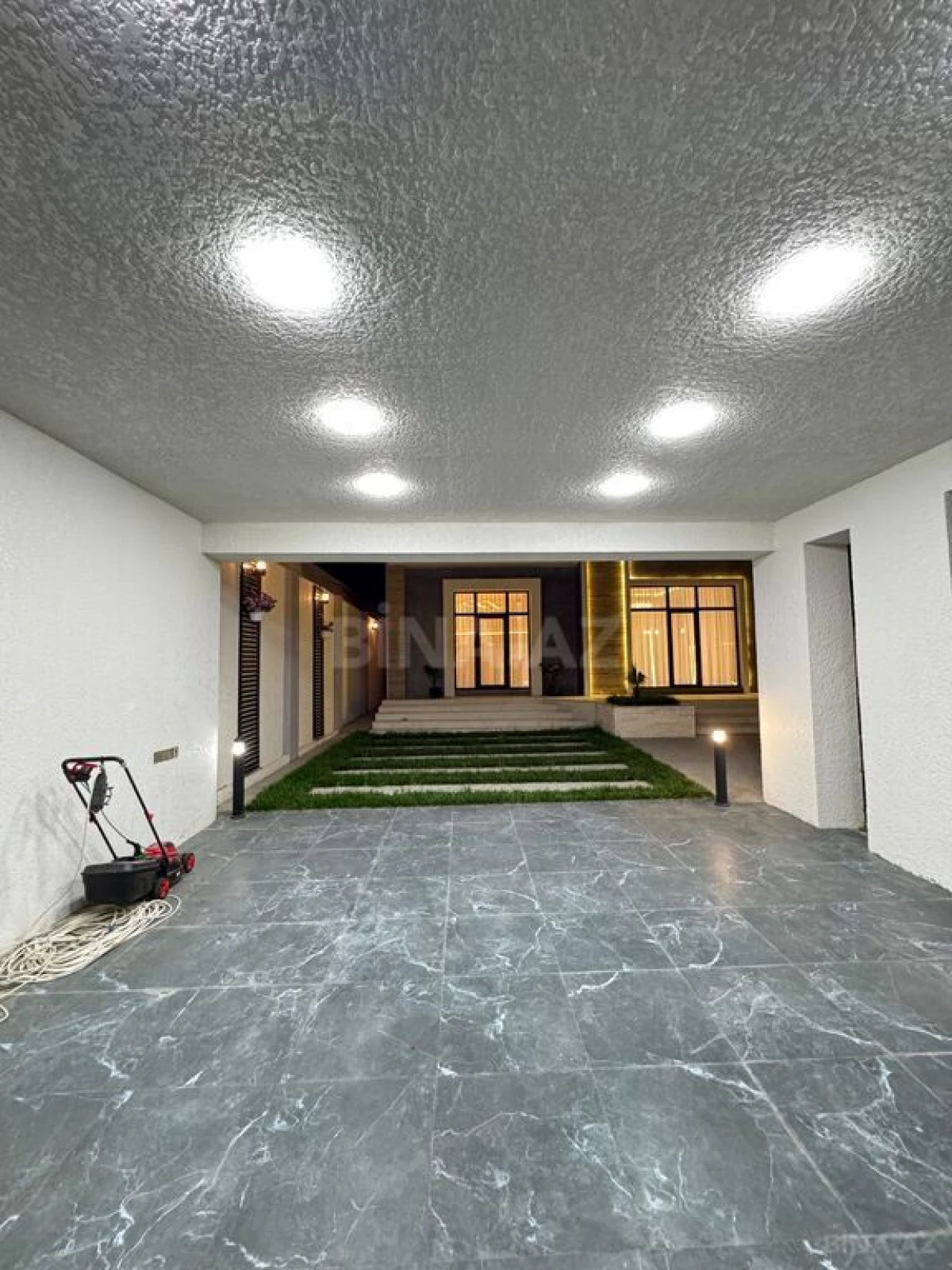 Satılır 5 otaqlı həyət evi 400 m²