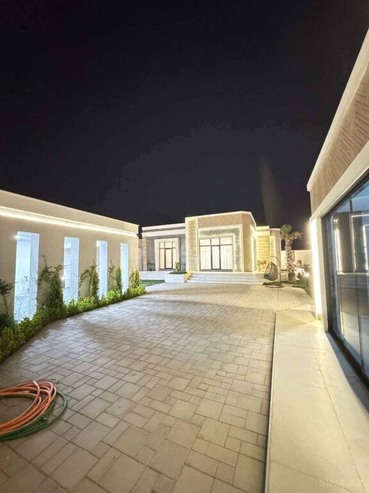 Satılır 5 otaqlı həyət evi 400 m²