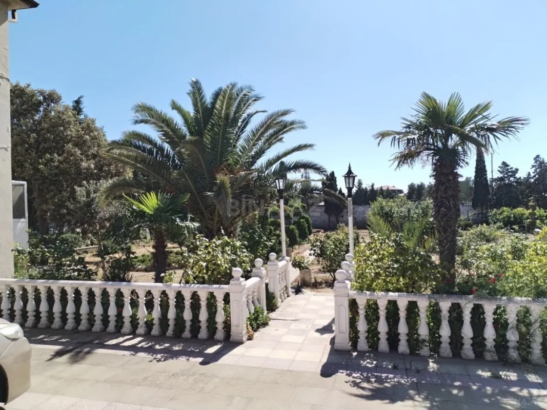 Satılır 9 otaqlı həyət evi 400 m²