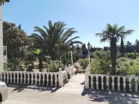 Satılır 9 otaqlı həyət evi 400 m²