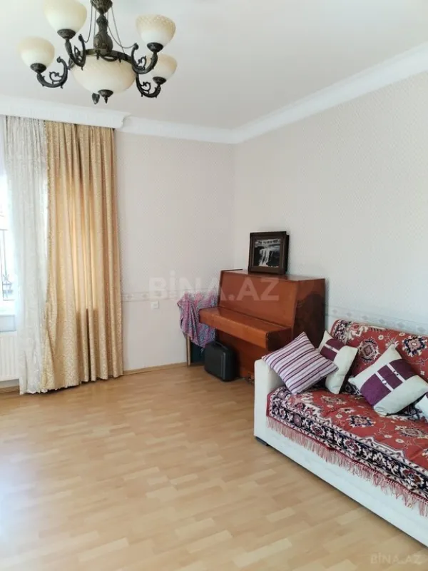 Satılır 9 otaqlı həyət evi 400 m²