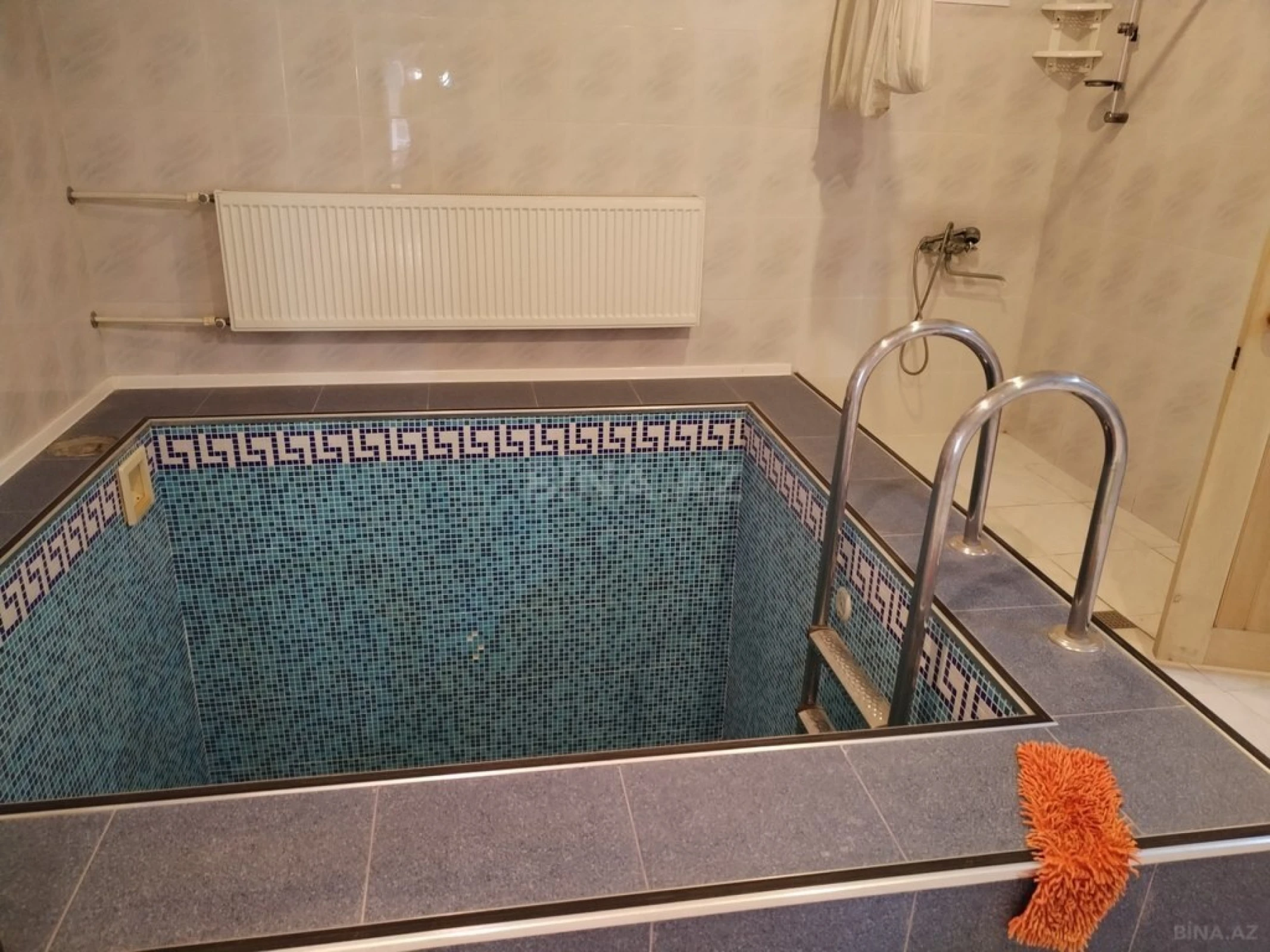 Satılır 9 otaqlı həyət evi 400 m²