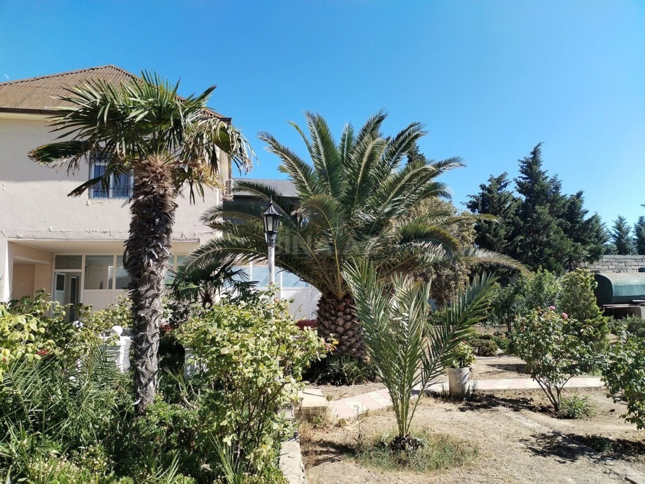 Satılır 9 otaqlı həyət evi 400 m²