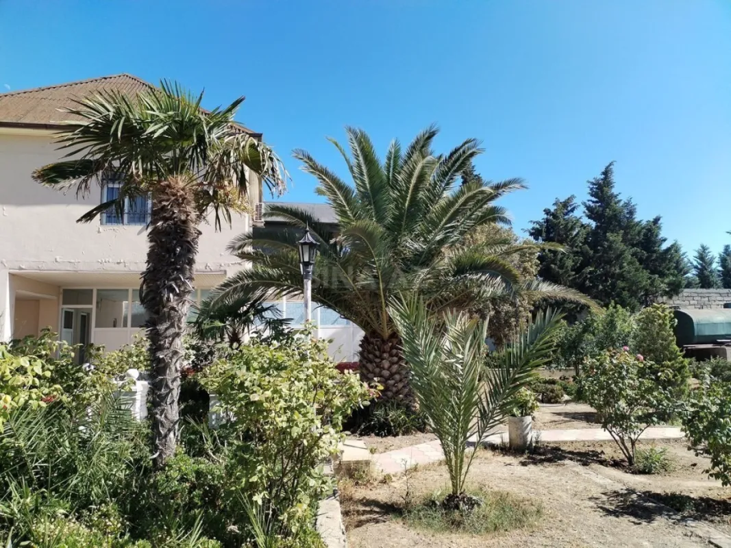 Satılır 9 otaqlı həyət evi 400 m²