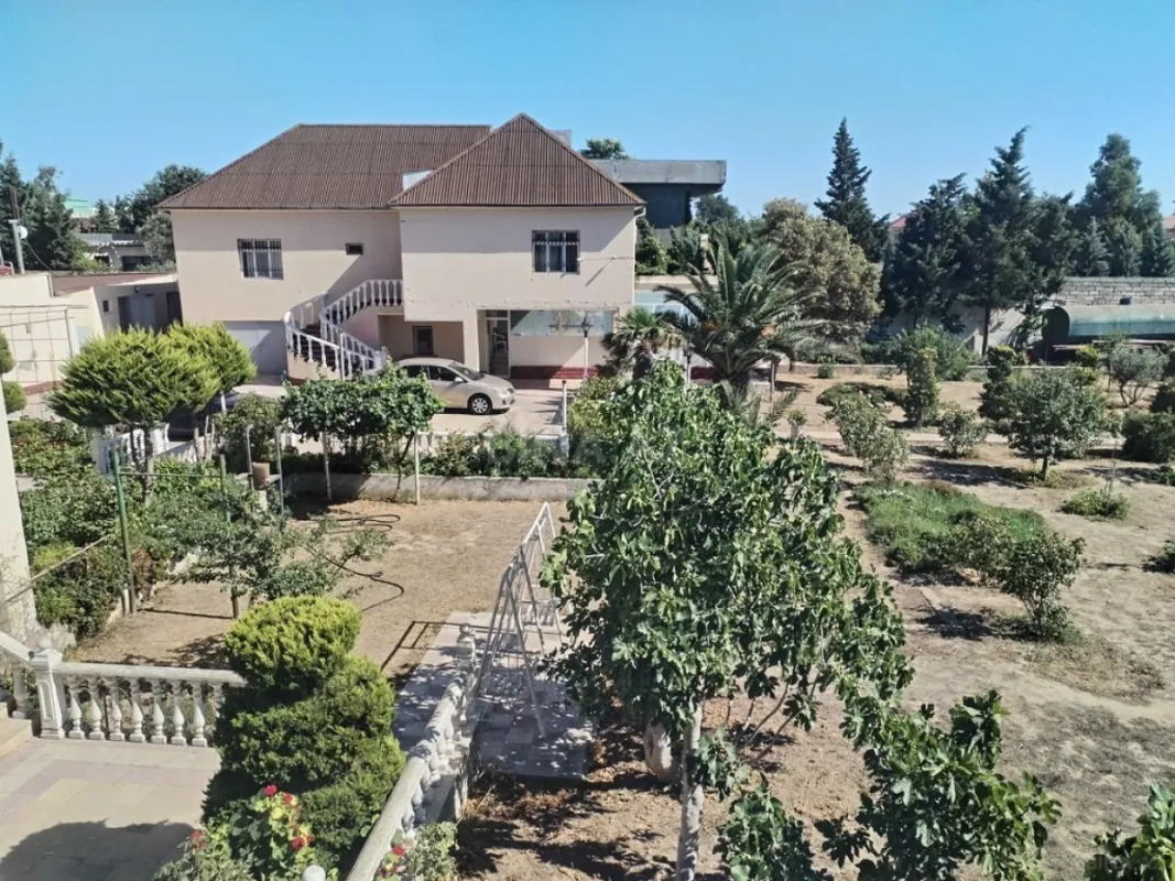 Satılır 9 otaqlı həyət evi 400 m²