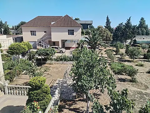 Satılır 9 otaqlı həyət evi 400 m²
