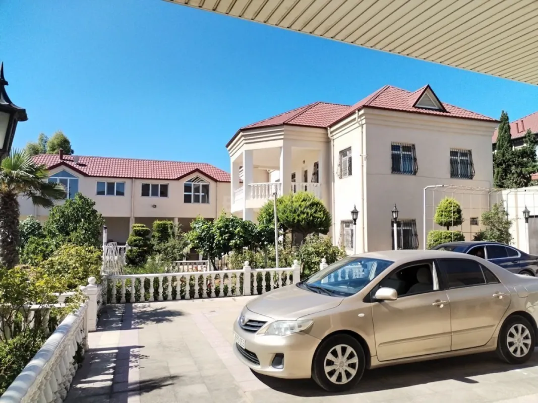 Satılır 9 otaqlı həyət evi 400 m²