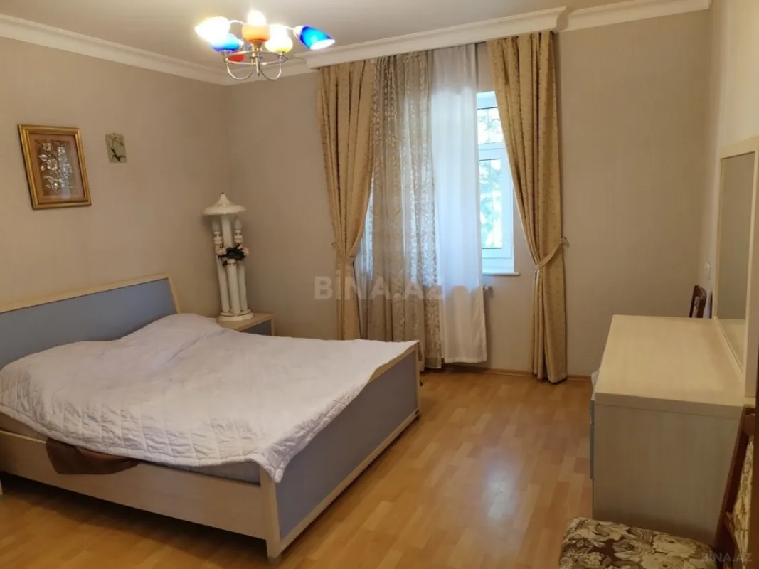 Satılır 9 otaqlı həyət evi 400 m²