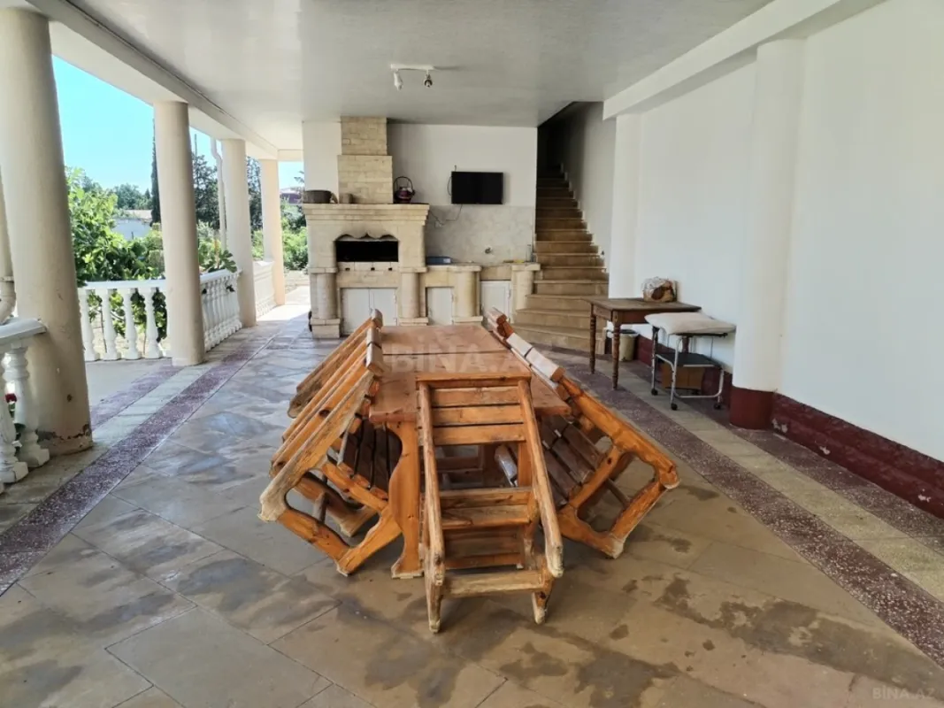 Satılır 9 otaqlı həyət evi 400 m²