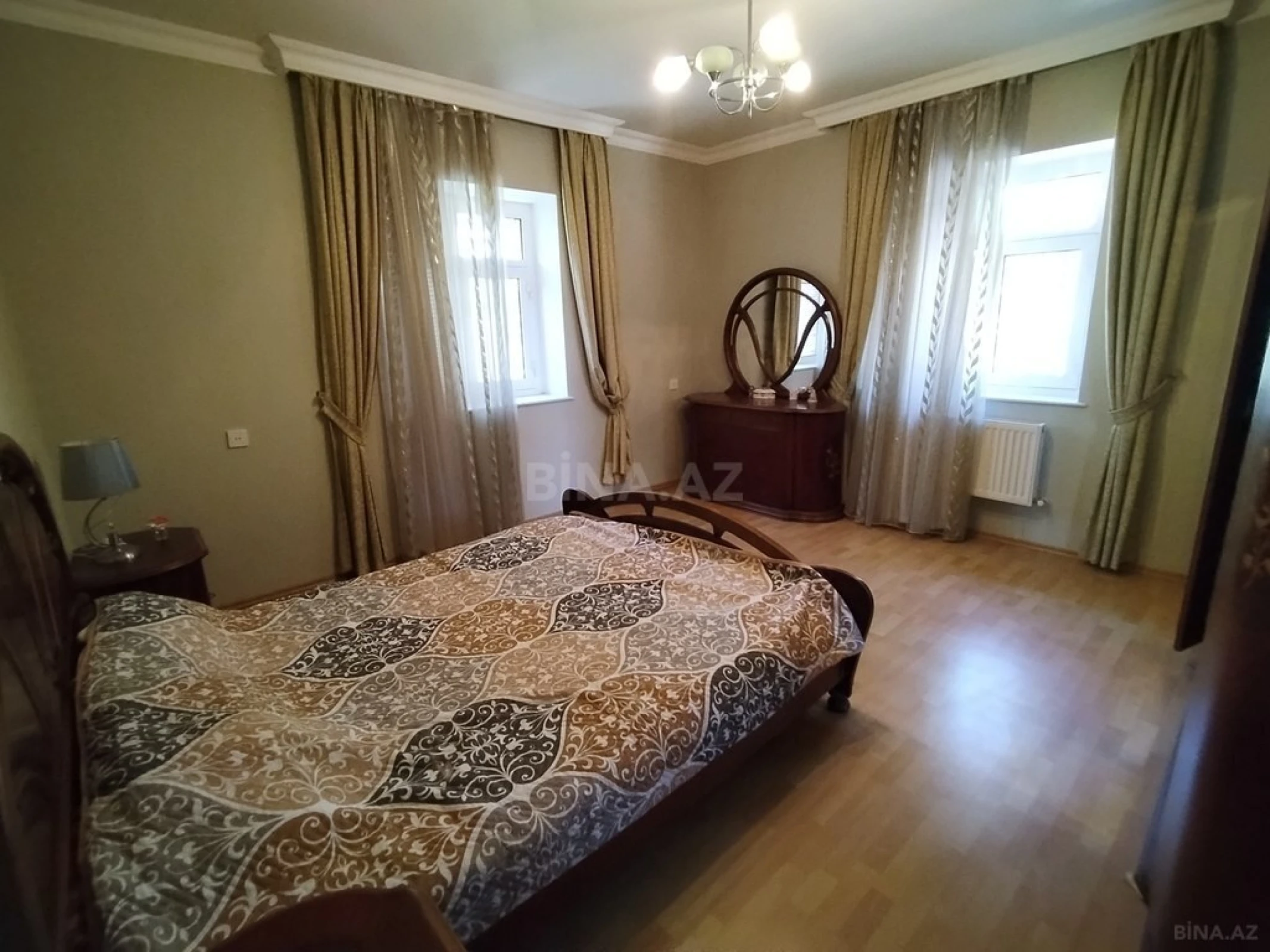 Satılır 9 otaqlı həyət evi 400 m²