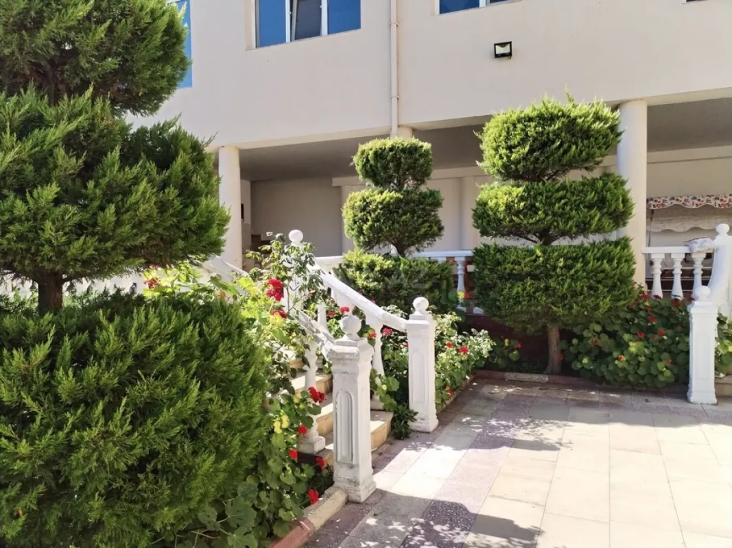 Satılır 9 otaqlı həyət evi 400 m²